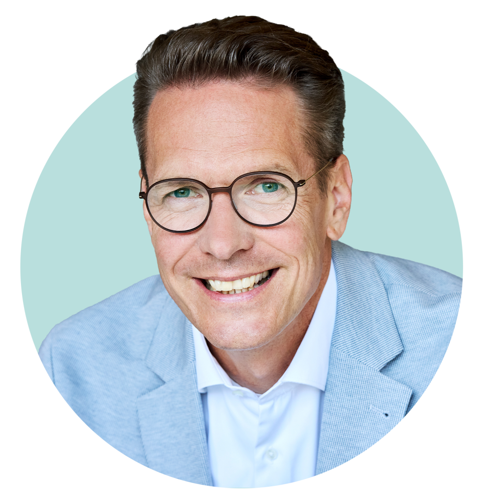 Der DEVK-Vorstandsvorsitzende Michael Knaup im Porträt. er trägt ein weißes Hemd und ein hellblaues Jackett.