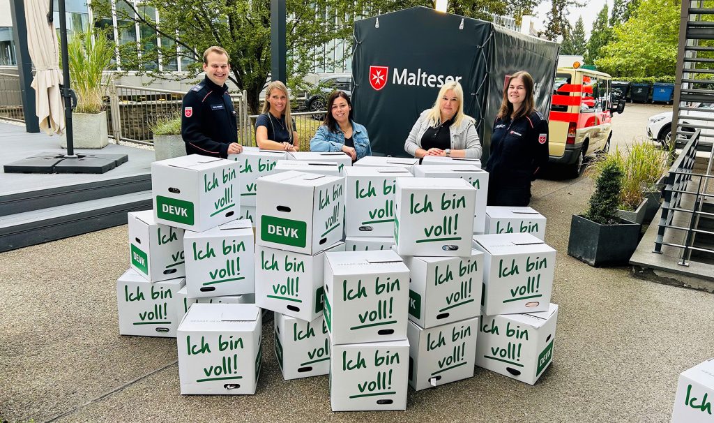 Beim „Maltester Wohlfühlmorgen“ übergeben Judith Schroers und ihre Essener Kolleginnen Jennifer Frank und Gesa Geissel gespendete Kleidungsstücke an die Malteser.