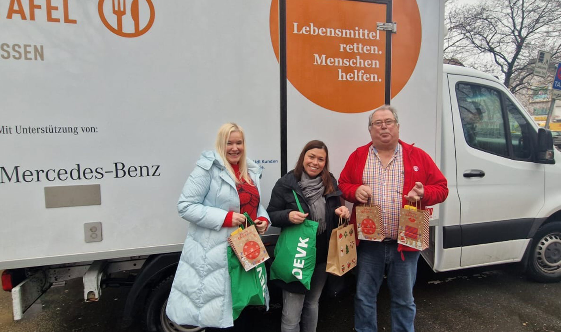 Im Rahmen eines sozialen Projekts der DEVK Regionaldirektion Essen sammeln Judith Schroers und ihr Team Gutscheine für die Essener Tafel. (v. l. n. r.: Judith Schroers, Gesa Geissel – Gruppenleiterin Rechtsschutz und Mitglied des sozialen Teams der RD Essen –, Jörg Sartor – Vorsitzender der Essener Tafel)