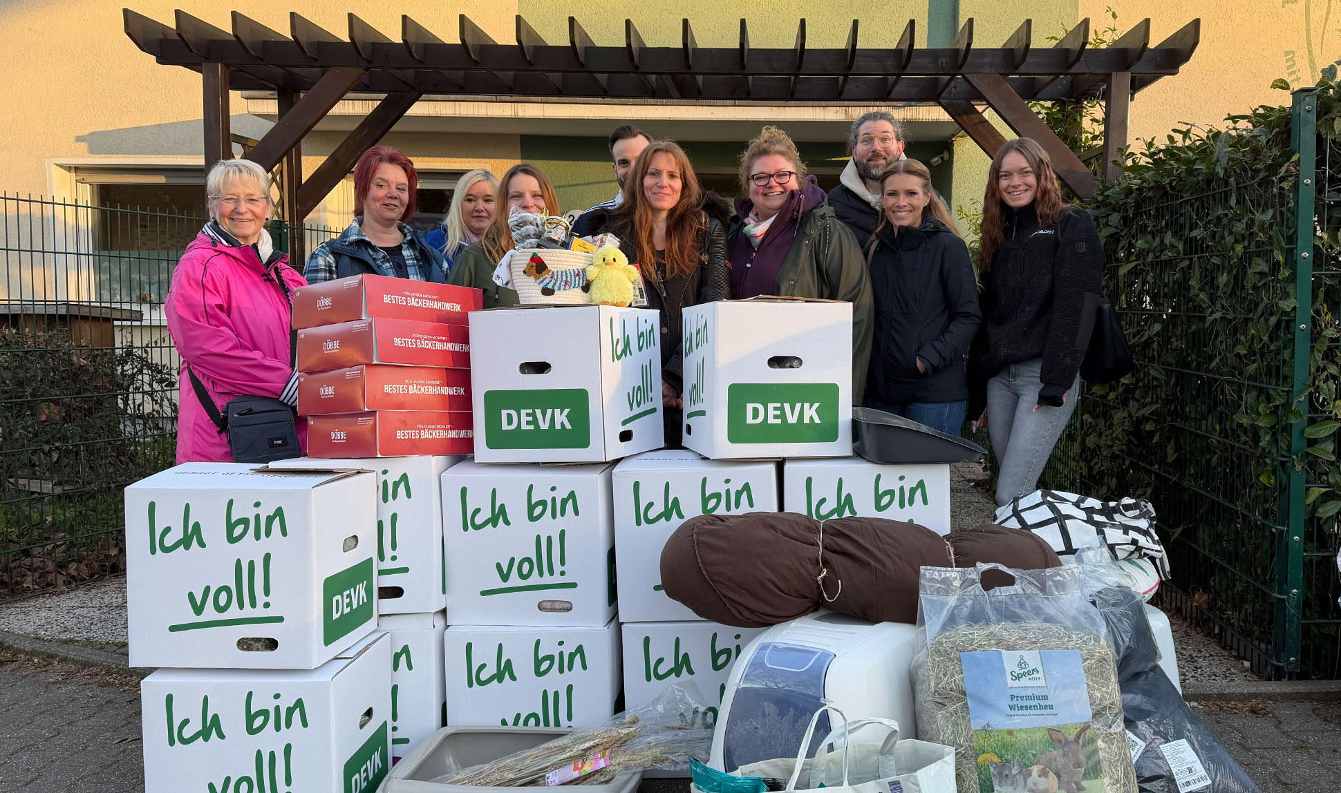 Beim ersten Social Day der DEVK‑Regionaldirektion Essen im April 2026 sammeln Judith Schroers und ihr Team Tierbedarf für Hund, Katze, Maus und Co. – ein voller Erfolg für’s Tierheim Essen. Auf dem Foto zu sehen das Team (v.l.n.r.): Anja Busch‑Thissen, Nadine Paschke, Judith Schroers, Franziska Stadje, Lukas Jakobi, Diana Lansen, Vanessa Schiller, Marcel Gehrmann, Jennifer Frank.