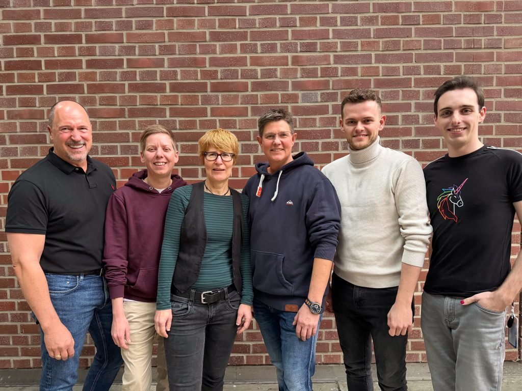 Das Gründungsteam des DEVK-PRIDE-Netzwerks (v.l.n.r.): Ralf M. Prangenberg, Ann-Kathrin Sonntag, Christine Albrecht, Finn Hellmundt, Manuel Richter und Niklas Denz