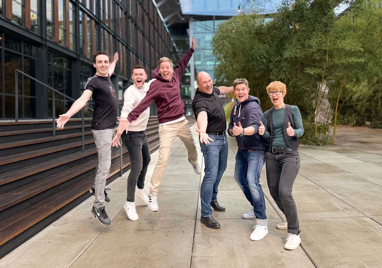 Das Gründungsteam des DEVK-PRIDE-Netzwerks (v.l.n.r.): Niklas Denz, Manuel Richter, Ann-Kathrin Sonntag, Ralf M. Prangenberg, Finn Hellmundt, Christine Albrecht