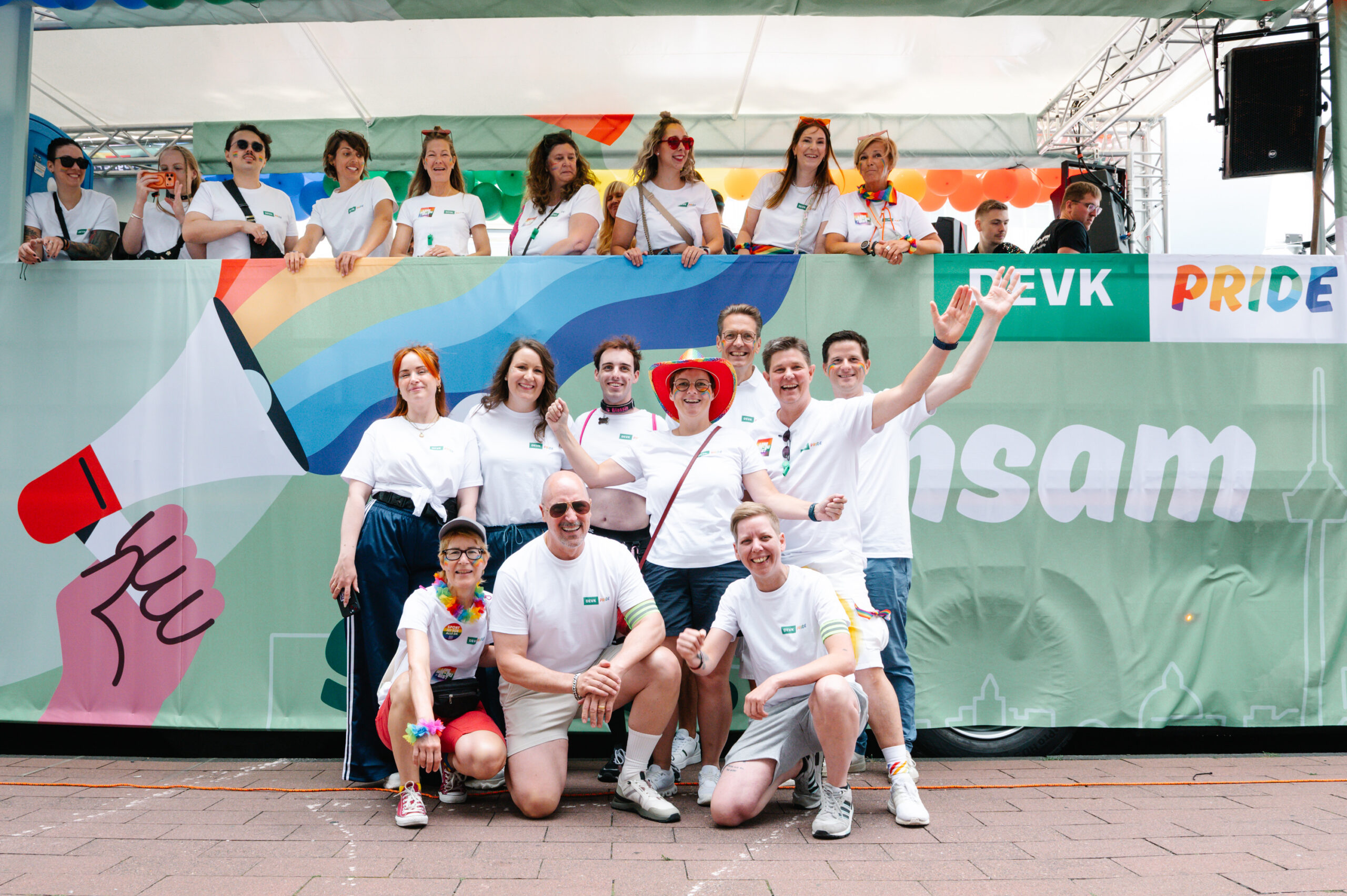 Eine Gruppe steht vor dem Truck, eine weitere Gruppe steht auf dem Truck
