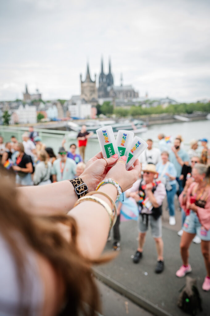 Man sieht das Stadtpanorama von Köln mit DEVK-Werbemitteln im Vordergrund
