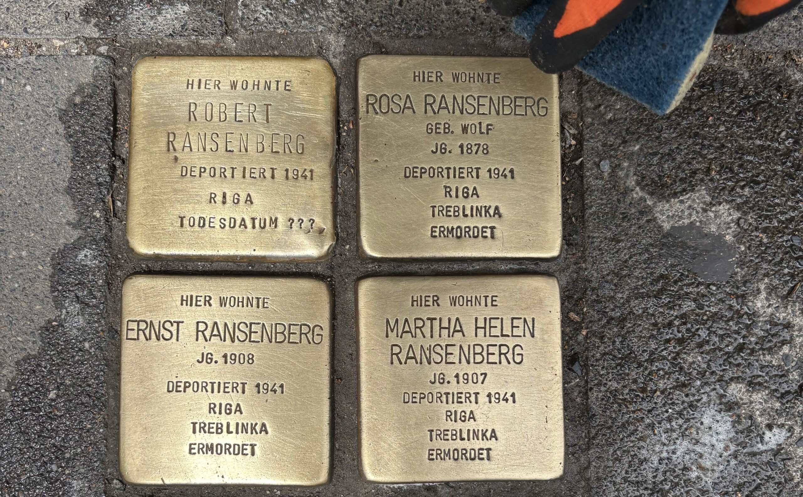 Die vier blank geputzten Stolpersteine in Köln für Robert, Rosa, Ernst und Martha Helen Ransenberg.