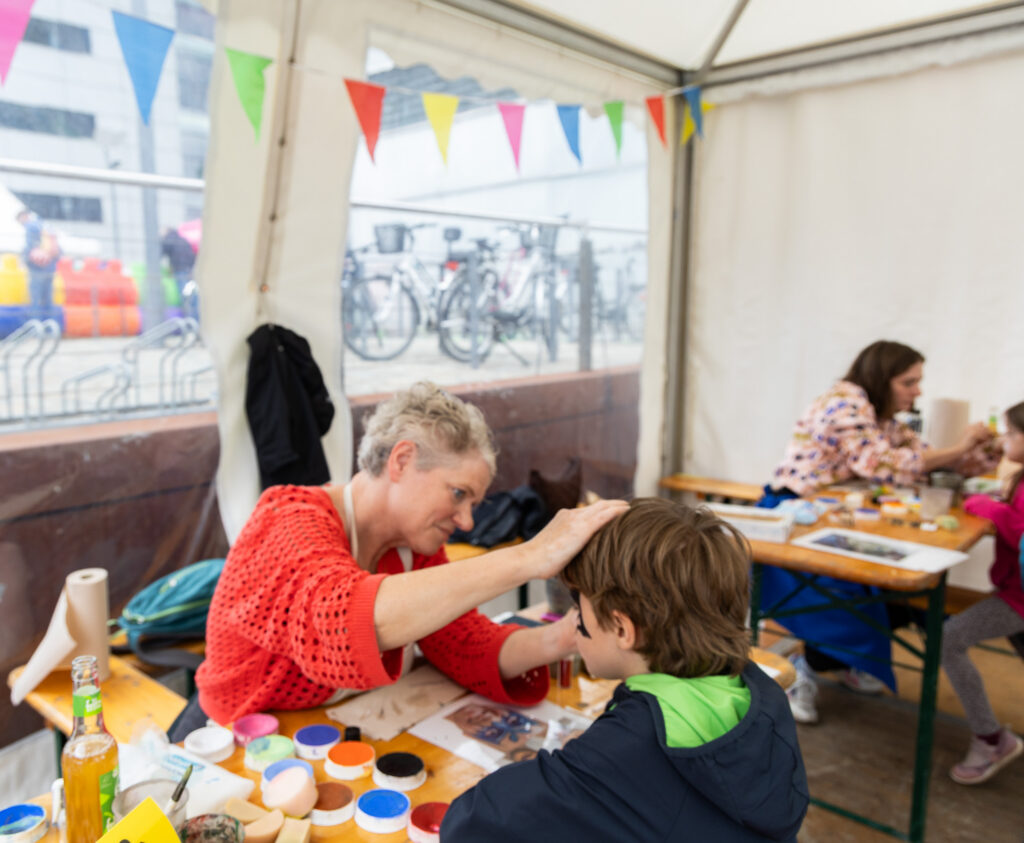 Kinderschminken am DEVK-Stand.