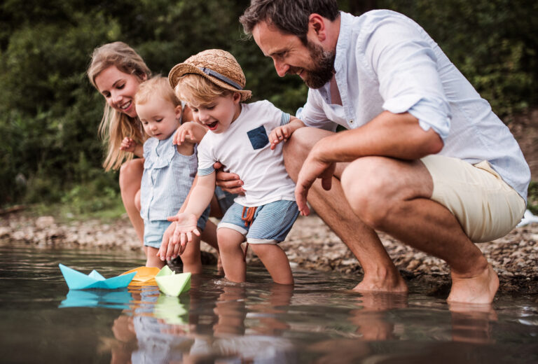 Familie am Wasser