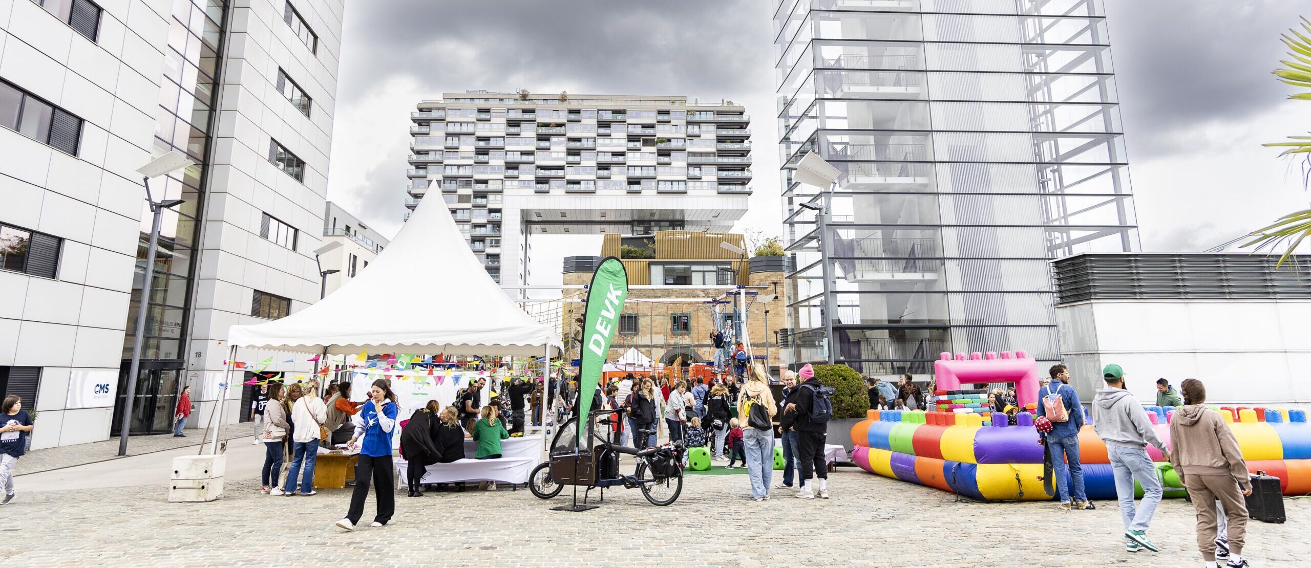 DEVK-Stand beim Weltkindertag Köln 2025 im Rheinauhafen.